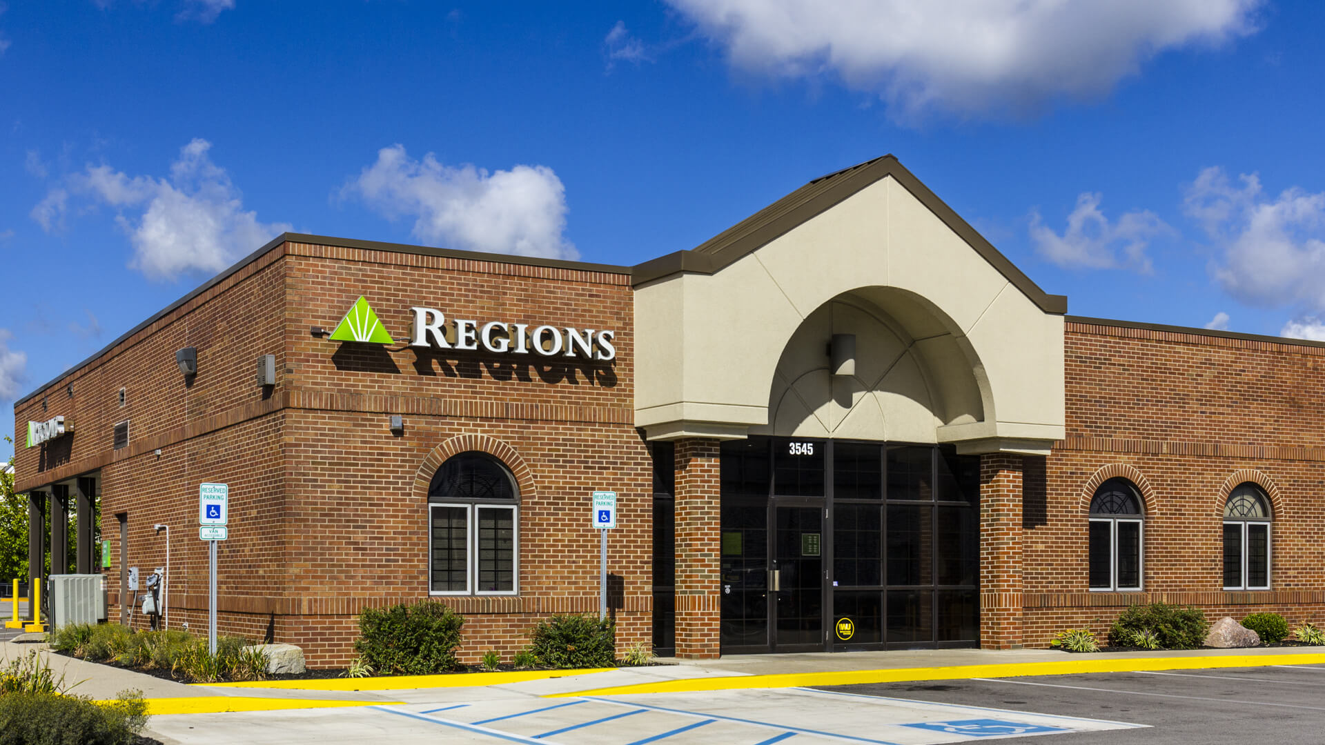 regions bank near me hours