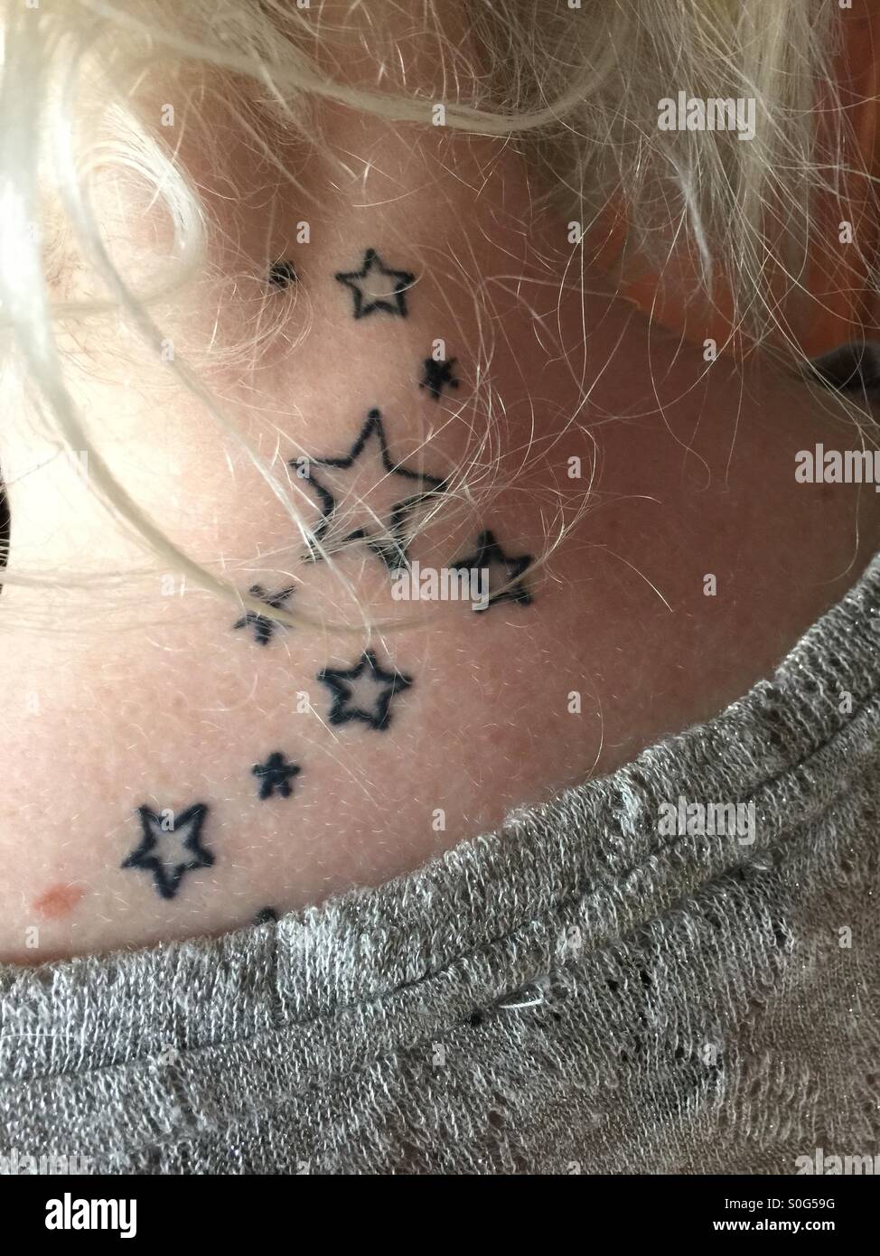 tatuaje estrellas cuello