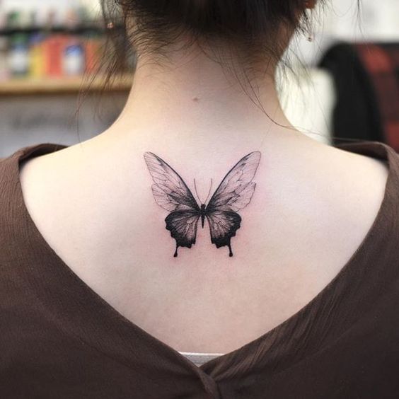 tatuaje mariposas espalda mujer