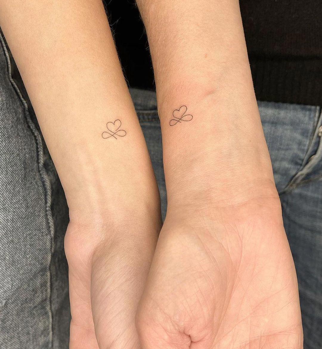 tatuaje pequeño hermanas