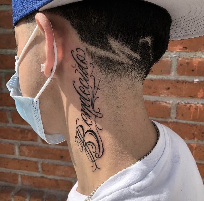 tatuajes lettering cuello