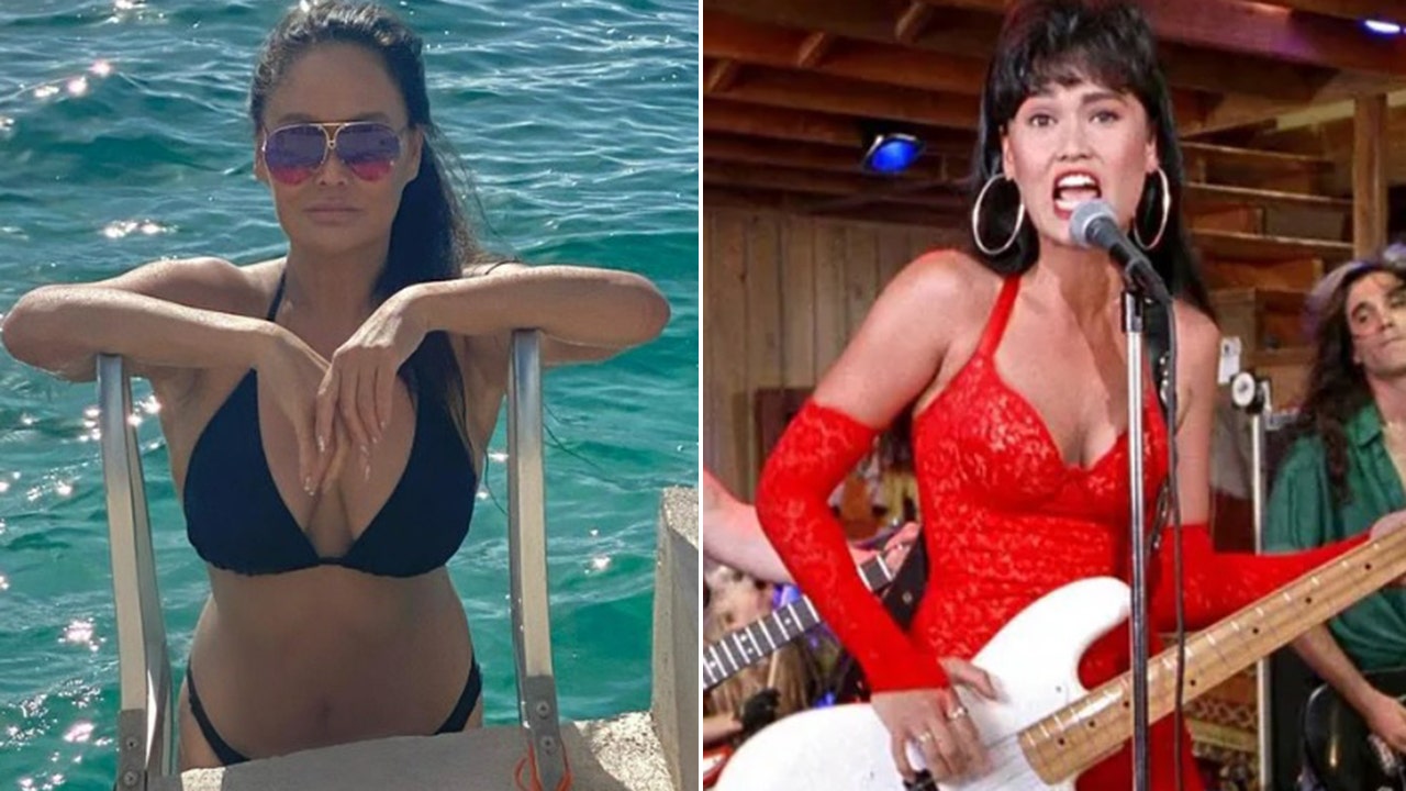 tia carrere bikini