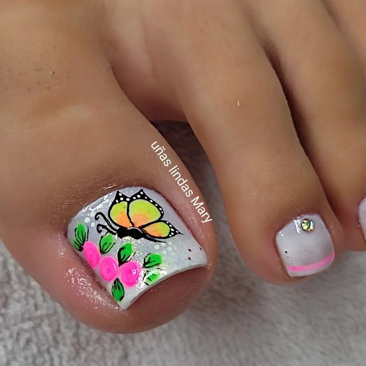 uñas decoradas con flores y mariposas