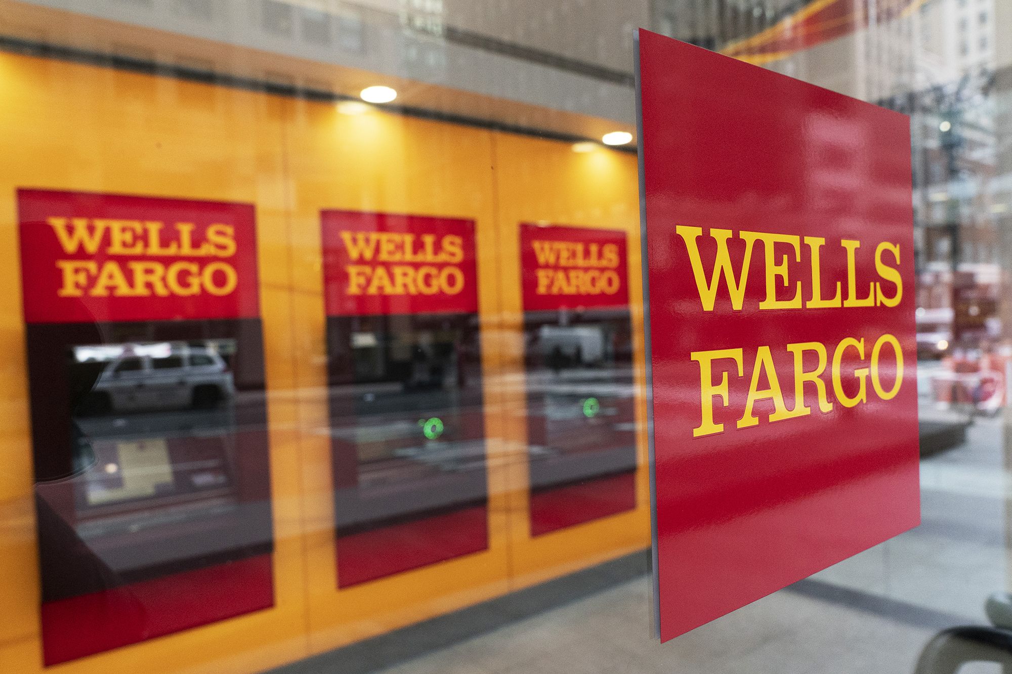 wells fargo weekend hours