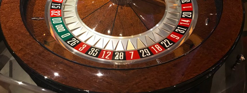 what colour is zero on a roulette wheel