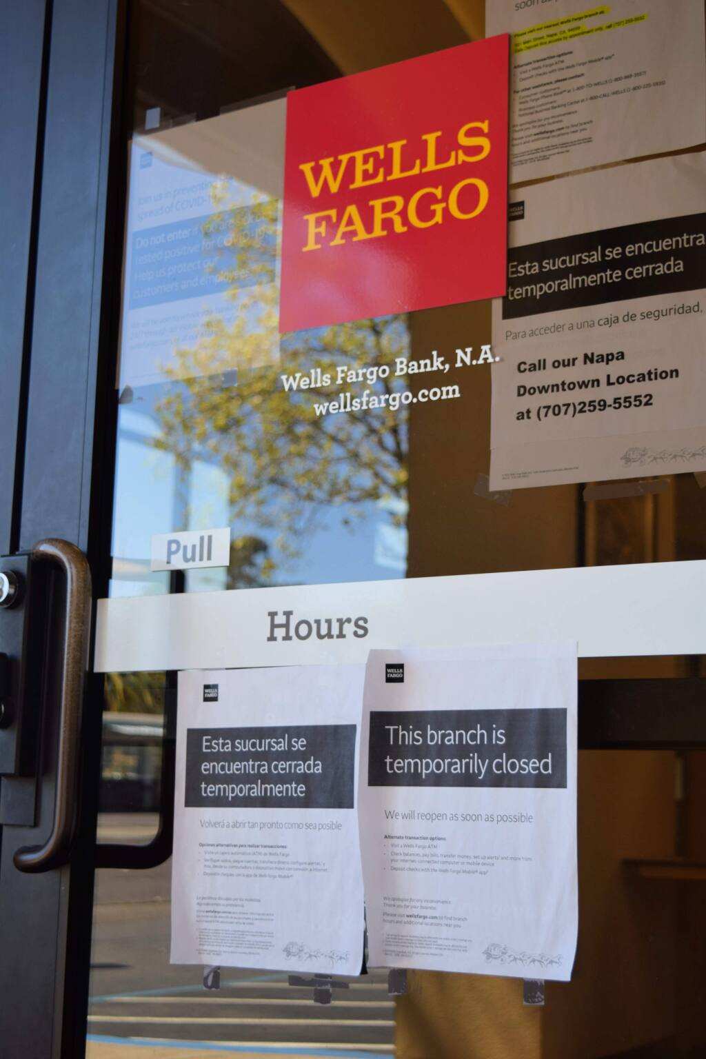 what time does wells fargo close today